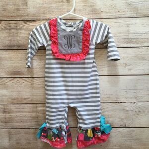 ‎RICRAC & RUFFLES RUFFLE MONOGRAMMED ROMPER